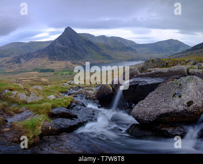 Llyn Ogwen, Wales - April 30, 2019: Tryfan im Frühjahr abends licht aus in der Nähe von Ffynnon Lloer, Wales, Großbritannien Stockfoto