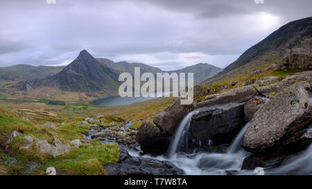 Llyn Ogwen, Wales - April 30, 2019: Tryfan im Frühjahr abends licht aus in der Nähe von Ffynnon Lloer, Wales, Großbritannien Stockfoto