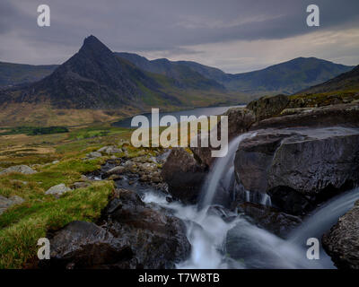 Llyn Ogwen, Wales - April 30, 2019: Tryfan im Frühjahr abends licht aus in der Nähe von Ffynnon Lloer, Wales, Großbritannien Stockfoto