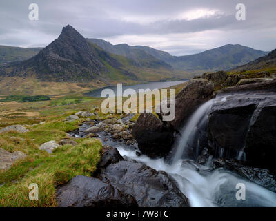 Llyn Ogwen, Wales - April 30, 2019: Tryfan im Frühjahr abends licht aus in der Nähe von Ffynnon Lloer, Wales, Großbritannien Stockfoto