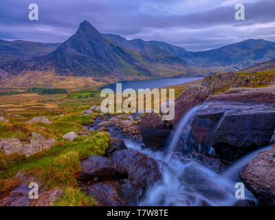 Llyn Ogwen, Wales - April 30, 2019: Tryfan im Frühjahr abends licht aus in der Nähe von Ffynnon Lloer, Wales, Großbritannien Stockfoto