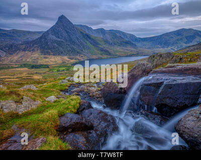 Llyn Ogwen, Wales - April 30, 2019: Tryfan im Frühjahr abends licht aus in der Nähe von Ffynnon Lloer, Wales, Großbritannien Stockfoto