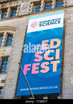 Große Edinburgh Festival Science banner an der Vorderseite der Stadt Veranstaltungsstätte Arts Center mit hashtag, Market Street, Edinburgh, Schottland, Großbritannien Stockfoto