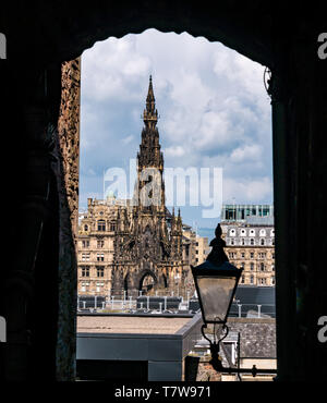 Blick durch die Gasse Eingang der Befürworter in der Nähe von Scott Monument, die Royal Mile, Edinburgh, Schottland, Großbritannien Stockfoto