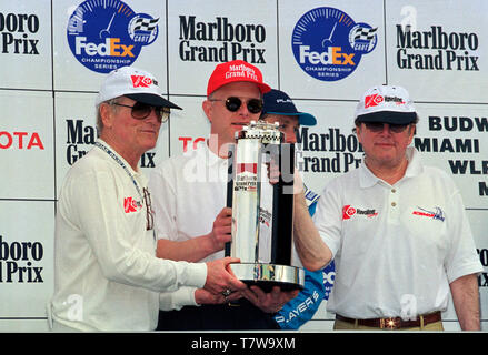 Schauspieler Paul Newman (L) und Gen Hass (R) feiern in der Victory Lane beim Grand Prix von Miami 1998 an Homestead-Miami Speedway. Stockfoto