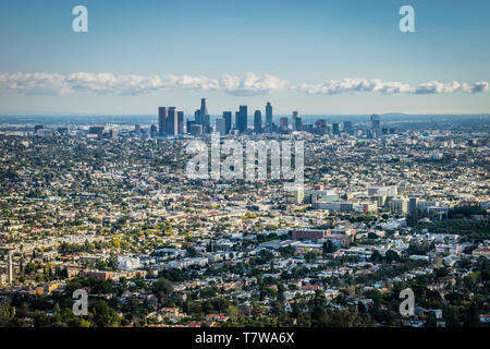 Panoramablick von Los Angeles Skyline und weitläufige Straßen tagsüber, Kalifornien, USA Stockfoto