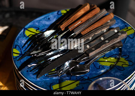 Stapel der Gabeln und Messer Stockfoto