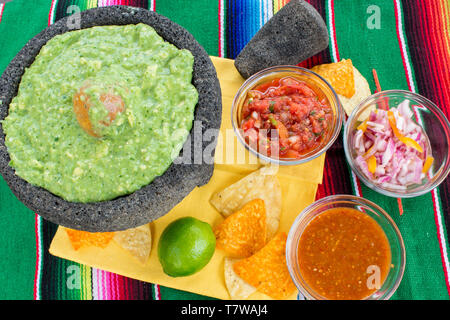 Festliche im mexikanischen Stil Tabelle mit Guacamole und die Vielfalt der Saucen auf pulsierende Decke Stockfoto