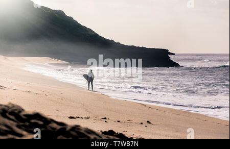 Surfer in Bells Beach, Torquay, Australien an einem nebligen Morgen fertig, andere Surfer im Wasser zu verbinden Stockfoto