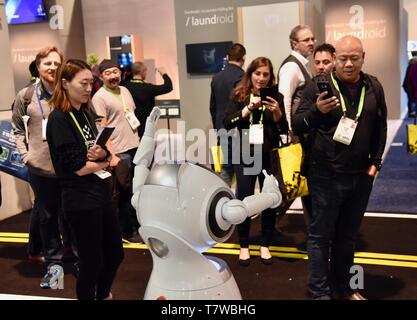 UBTech Cruzr service Roboter auf dem Display, die Darstellung der Aufmerksamkeit der Messe Teilnehmer, die smart phone Fotos Snap, auf der CES, Las Vegas, USA Stockfoto