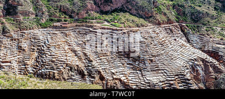 Blick auf Salinas de Maras, Salz Verdunstung Teich auch genannt Salzminen in der Nähe der Stadt von Maras im Heiligen Tal der Inkas und in der Nähe von Cusco in Stockfoto