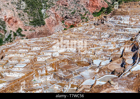 Blick auf Salinas de Maras, Salz Verdunstung Teich auch genannt Salzminen in der Nähe der Stadt von Maras im Heiligen Tal der Inkas und in der Nähe von Cusco in Stockfoto