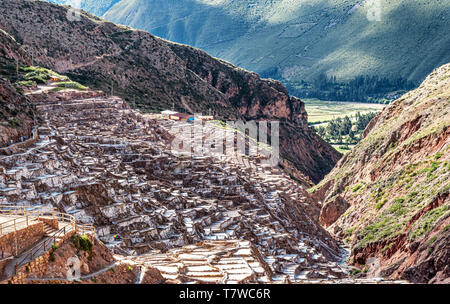 Blick auf Salinas de Maras, Salz Verdunstung Teich auch genannt Salzminen in der Nähe der Stadt von Maras im Heiligen Tal der Inkas und in der Nähe von Cusco in Stockfoto
