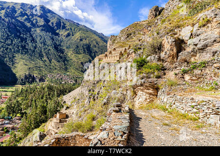 Pinkuylluna archäologische Stätte der alten Inka Häuser Kulturpflanzen zu speichern. Häuser am Berghang, oberhalb Stadt von Ollantaytambo in einem heiligen Tal befindest. Stockfoto