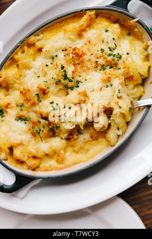 Mac und Käse in eine gusseiserne Schale Stockfoto