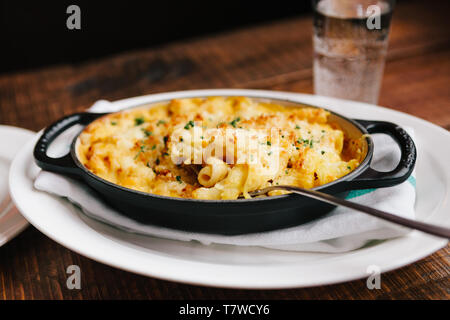 Mac und Käse in eine gusseiserne Schale Stockfoto