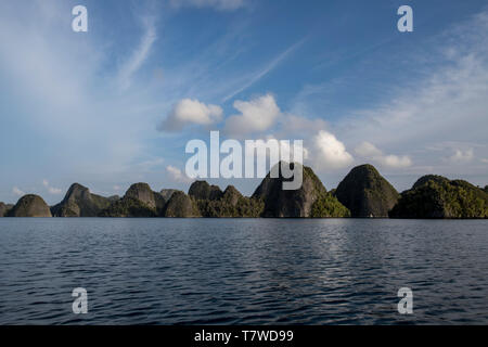 Karst Kalksteinformationen in Wayag Insel, Raja Ampat, West Papua, Indonesien. Stockfoto