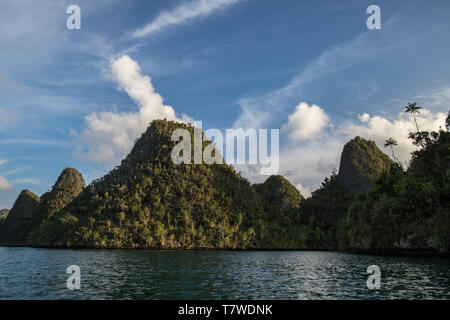 Karst Kalksteinformationen in Wayag Insel, Raja Ampat, West Papua, Indonesien. Stockfoto