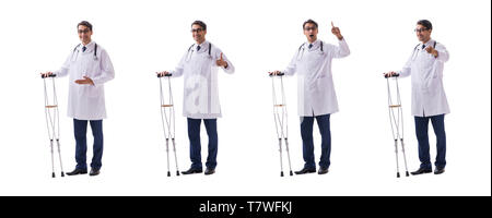 Junger Arzt Arzt ständigen Wandern auf weißem Hintergrund Stockfoto