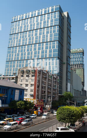 04.02.2017, Yangon, Myanmar, Asien - ein modernes Bürogebäude und ein luxuriöses Hotel sind flankierende die Junction City Shopping Mall im Kern der Innenstadt. Stockfoto
