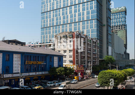 04.02.2017, Yangon, Myanmar, Asien - ein modernes Bürogebäude und ein luxuriöses Hotel sind flankierende die Junction City Shopping Mall im Kern der Innenstadt. Stockfoto