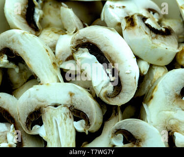 Grob geschnittene frische Pilze bereit, in eine vegetarische Mahlzeit. Stockfoto