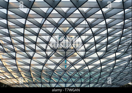 28.04.2019, Singapur, Republik Singapur, Asien - Ansicht des Changi Airport Control Tower von innen das neue Juwel Terminal. Stockfoto