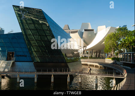 06.05.2019, Singapur, Republik Singapur, Asien - Louis Vuitton Insel Maison luxury Store an der Marina Bay mit der ArtScience Museum. Stockfoto