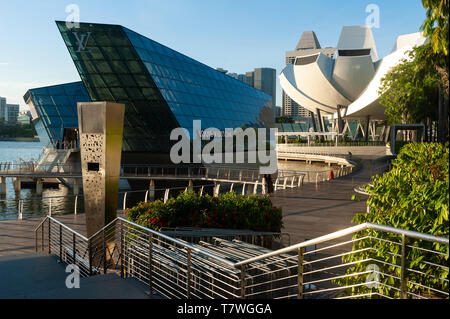 06.05.2019, Singapur, Republik Singapur, Asien - Louis Vuitton Insel Maison luxury Store an der Marina Bay mit der ArtScience Museum. Stockfoto