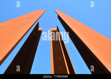 Eine Ansicht eines Stahl Denkmal als Teil der Gedenkstätte Berliner Mauer in der Bernauer Straße (Berlin, Deutschland) Stockfoto