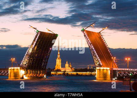 Die geschiedene Palace Bridge und die Peter und Paul Kathedrale an einem bewölkten weiße Nacht. St. Petersburg, Russland Stockfoto