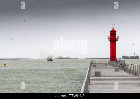 Der Trawler "Notre Dame de Boulogne' liefert Hafen in rauen Wetterbedingungen. Frankreich, Hauts-de-France, Boulogne-sur-Mer. Stockfoto