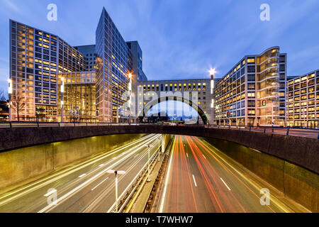 Gebäude über das Ende der Autobahn A12 in Den Haag City während der blaue Stunden, Niederlande Stockfoto