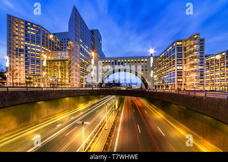 Gebäude über das Ende der Autobahn A12 in Den Haag City während der blaue Stunden, Niederlande Stockfoto