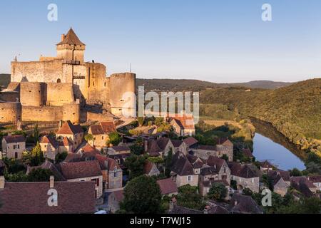 Frankreich, Dordogne, Perigord Noir, Dordogne Tal, Castelnaud-la Chapelle beschriftet Les Plus beaux villages de France (eines der schönsten Dörfer von Frankreich), Burg von Castelnaud und das Dorf Stockfoto