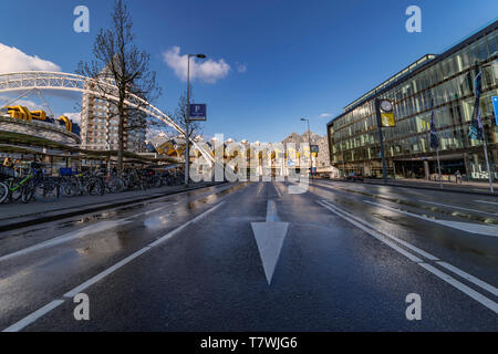 ROTTERDAM, 13. April 2019 - Hauptstraße vom kubischen Häusern, den Rotterdam Blaak tram station Nach einem riesigen strömenden Regen der Himmel widerspiegelt Stockfoto