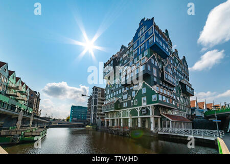 ZAANDAM, 14. April 2019 - Sun Star Light Das Inntel Hotel Reflexion auf dem ruhigen Wasser eines Kanals leuchtet Stockfoto