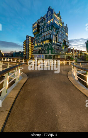 ZAANDAM, 14. April 2019 - Sun Star Light Das Inntel Hotel Reflexion auf dem ruhigen Wasser eines Kanals leuchtet Stockfoto