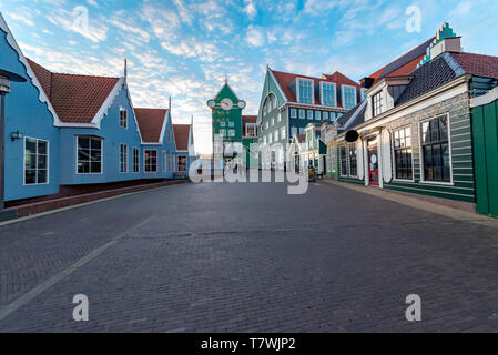 Sonnenuntergang auf der Zaandam Zentrum Stadt, wo alle Geschäfte geschlossen sind einige Minuten früher Stockfoto