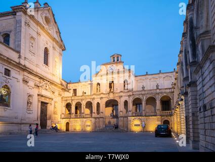 Italien, Apulien, Salento, Lecce, Piazza Duomo, dem bischöflichen Palast Stockfoto