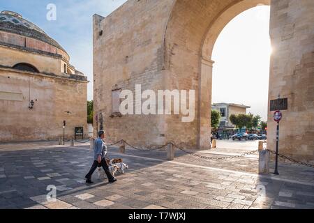 Italien, Apulien, Salento, Lecce, Porta Napoli, imitieren ein Triumphbogen, ist eines der Gateways in das historische Stadtzentrum, im Jahre 1548 zu Ehren von Kaiser Karl V Stockfoto