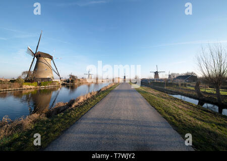 Twight licht sonnenaufgang auf der Unesco-mühle Silhouette in der Mitte des Kanals, Alblasserdam, Niederlande Stockfoto