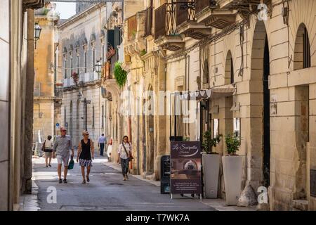 Italien, Apulien, Salento, Lecce, Gasse des historischen Zentrums Stockfoto