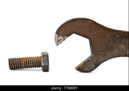 Alte Schraubenschlüssel und Schraube auf weißem Hintergrund. Stockfoto