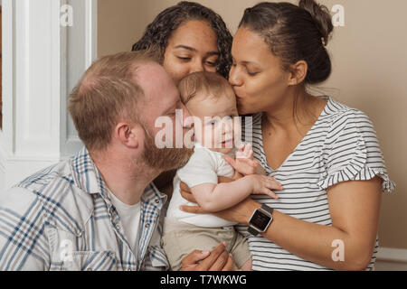 4-köpfige Familie in ihrem Haus nördlich von Philadelphia, 6 Monate altes Baby, 15 Jahre alte Schwester und Eltern Stockfoto