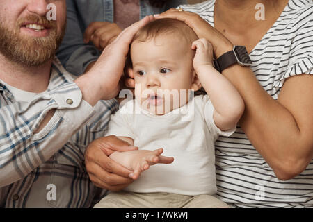 4-köpfige Familie in ihrem Haus nördlich von Philadelphia, 6 Monate altes Baby, 15 Jahre alte Schwester und Eltern Stockfoto