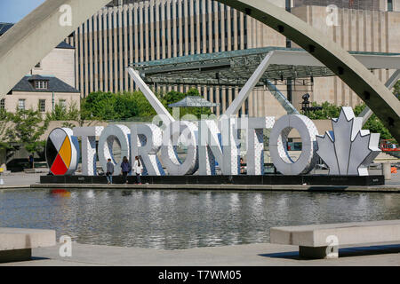 Kanada, Provinz Ontario, Stadt Toronto, Innenstadt, Rathaus, Nathan Phillips Square, 3D und Toronto unterzeichnen, iconic Brunnen der Stadt Stockfoto