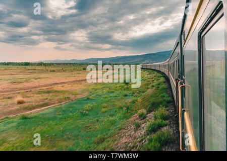 Auf der Transsibirischen Eisenbahn reiten durch mongolias Steppe Stockfoto