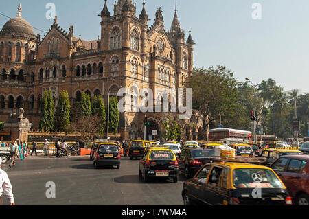 Taxis und Verkehr außerhalb der Bahnhof Chhatrapati Shivaji Terminus in Mumbai, Indien Stockfoto