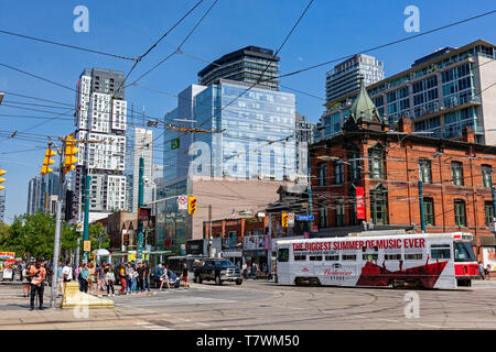 Kanada, Provinz Ontario, Stadt Toronto, Queen Street West, neue trendige Nachbarschaft, Kreuzung mit Spadina Avenue, Straßenbahn und Stadtzentrum Towers Stockfoto